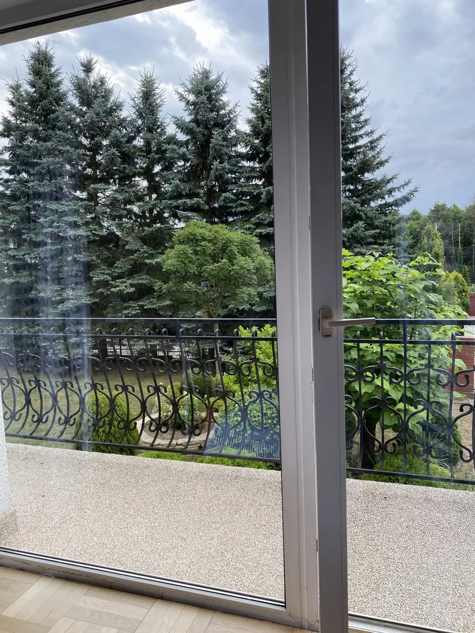 Balkon z widokiem na ogród